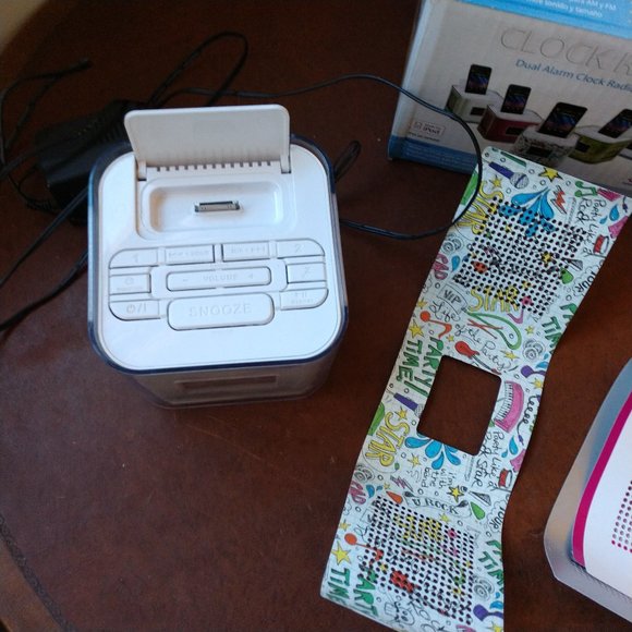 Venturer CR8030iE5 Dual Alarm Clock AM FM Radio Dock for iPod iPhone 2012 Skins - Picture 8 of 11